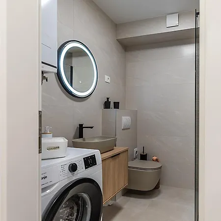 Luxe By Nike Apartment Split
